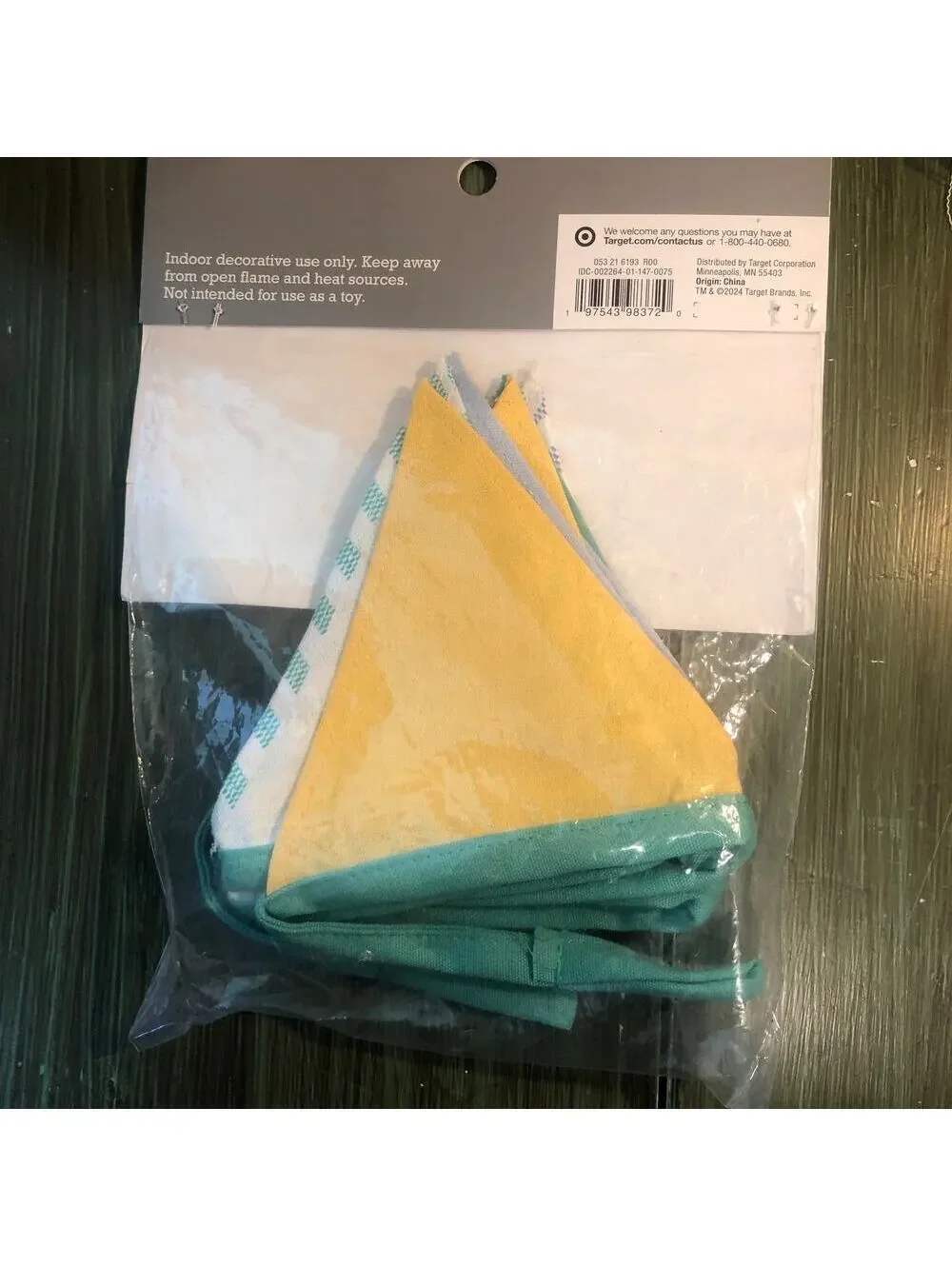 Spritz NWT Green Yellow Triangle Garland 1 Count 5ft 9in